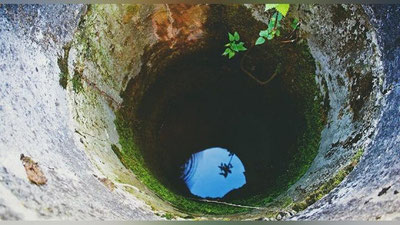 'Quduqqa tushib ketgan 2 yoshli qizaloqni qidirish ishlari davom etmoqda 'ning rasmi