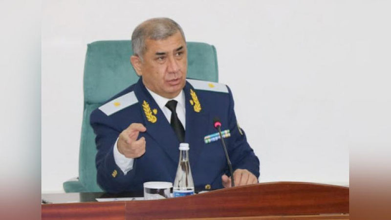 'Bosh prokuror o`tkazgan yig`ilishdan qator bank mulozimlari studiyalardan namoyishkorona olib chiqib ketildi'ning rasmi