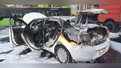 'Toshkentdagi kichik xalqa yo`lida Cobalt avtomashinasi yonib ketdi (video)'ning rasmi