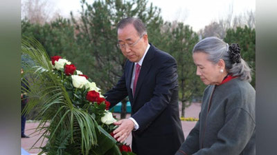 'BMT sobiq Bosh kotibi Pan Gi Mun Islom Karimov haykali poyiga gul qo`ydi'ning rasmi