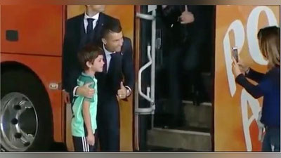 'Krishtianu Ronaldu avtobusdan tushib, yig`lab turgan bolani tinchlantirdi ( video)'ning rasmi