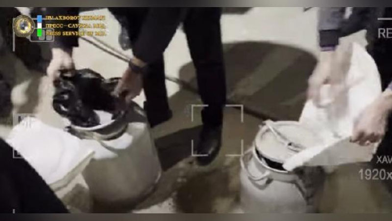 Изрображение 'В частном доме в Бухаре нашли закопанными 54 кг опия (видео)'