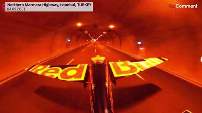 Изрображение 'Итальянец установил рекорд, пролетев через два автомобильных туннеля (видео)'