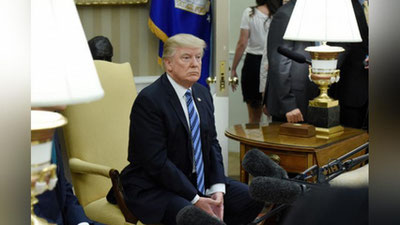 Изрображение 'ОХРАННИК СПАС ТРАМПА ОТ ПАДАЮЩЕЙ ЛАМПЫ (ВИДЕО)'