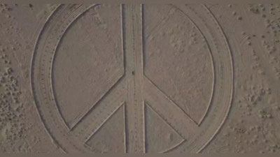 Изрображение 'Художник Inkuzart нарисовал гигантский символ мира на дне Аральского моря (видео)'