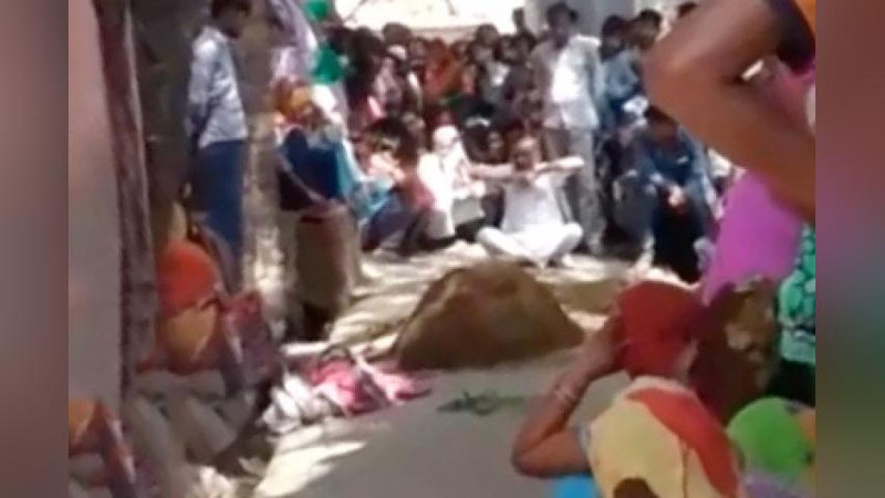 'Илон чаққан аёл тириклайин кўмилгандан кейин оламдан ўтди 'ning rasmi