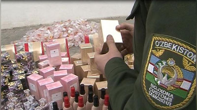 'Ноқонуний олиб ўтилаётган атир-упалар ушлаб қолинди'ning rasmi