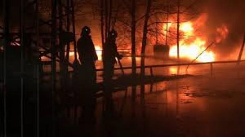 'Rossiyadagi neftni qayta ishlash zavodida katta yong`in sodir bo`ldi 'ning rasmi