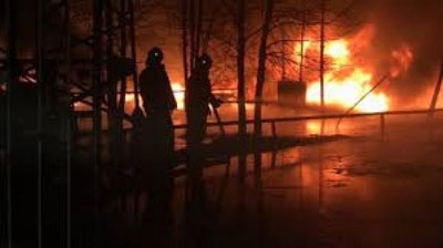 'Rossiyadagi neftni qayta ishlash zavodida katta yong`in sodir bo`ldi 'ning rasmi