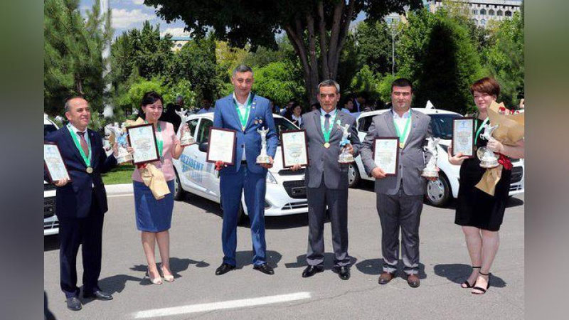 Изрображение 'Победителям конкурса "Ташаббус" вручили автомобили'