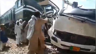 Изрображение 'Жертвами столкновения поезда с автобусом в Пакистане стали 29 человек (видео)'