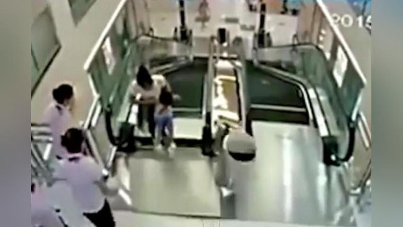 '​Savdo markaziga kelgan ayol eskalatorda jiddiy jarohat oldi (Video)'ning rasmi