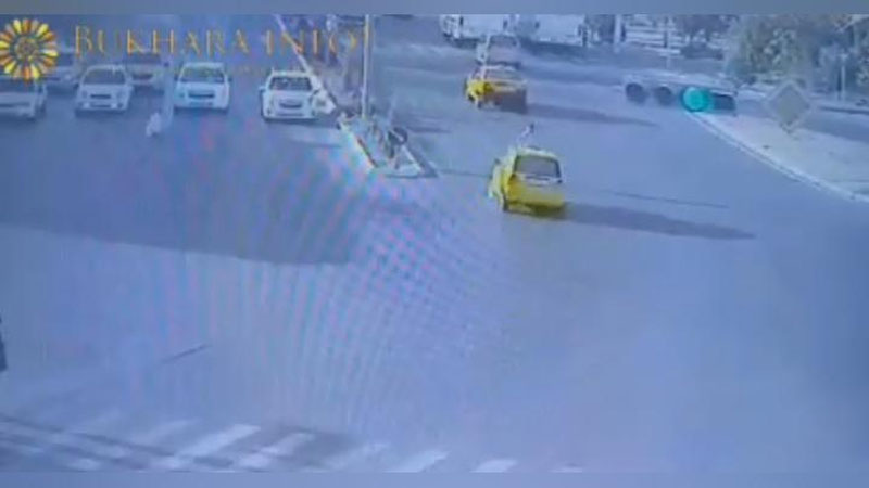 Изрображение 'МОМЕНТ СТРАШНОГО ДТП С УЧАСТИЕМ ПЕШЕХОДА В БУХАРЕ ПОПАЛ НА ВИДЕО (18+)'