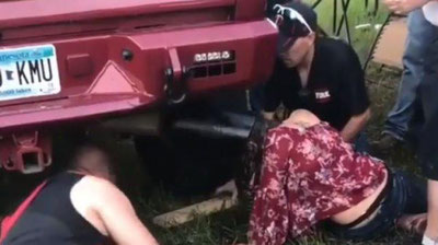 'Amerikalik qizning boshi avtomobil quvuriga tiqilib qoldi (Video)'ning rasmi