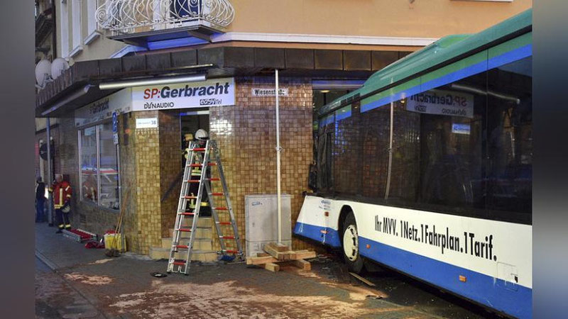 'Германияда мактаб ўқувчиларини ташувчи автобус бинога урилди'ning rasmi