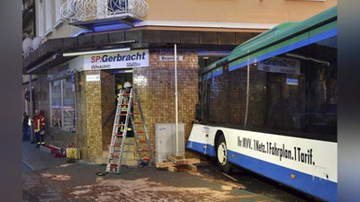 'Германияда мактаб ўқувчиларини ташувчи автобус бинога урилди'ning rasmi