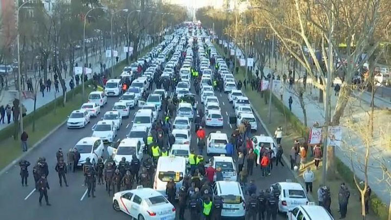 'Ispaniyada taksi haydovchilari ish tashlashmoqda 'ning rasmi