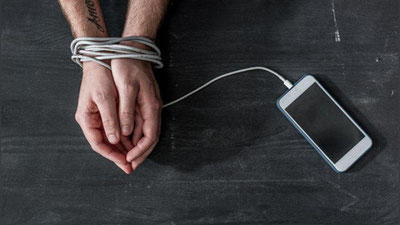 'Сан-Франциско университети олимлари смартфонлар одамларни бахтсизликка олиб келишини аниқлашди'ning rasmi