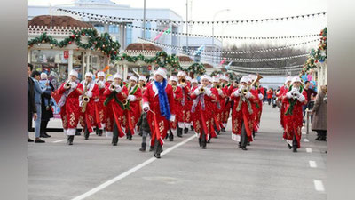 Изрображение 'У ГЛАВНОЙ ЕЛКИ СТРАНЫ ПРОШЕЛ ПАРАД ВОЕННЫХ "ДЕДОВ МОРОЗОВ" (ВИДЕО)'
