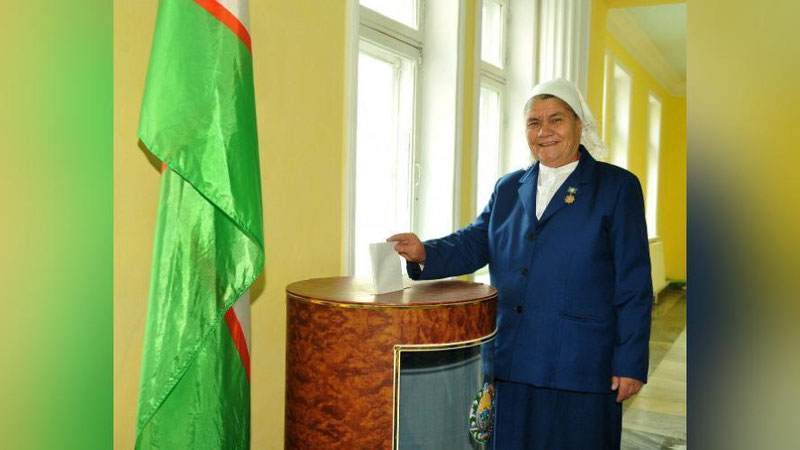 'O`zbekiston Qahramoni Lolaxon Murotova birinchilardan bo`lib ovoz berdi'ning rasmi