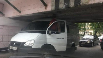 'Pyatigorskda “Gazel” “ahmoq ko`prik”ka tiqilib qoldi (Video)'ning rasmi