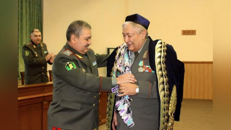 'Prezident O`zbekistonning birinchi mudofaa vazirini orden bilan mukofotladi'ning rasmi