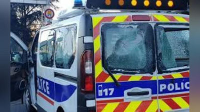 '“Sariq jiletlar” polisiya mashinalariga hujum uyushtirdi 'ning rasmi