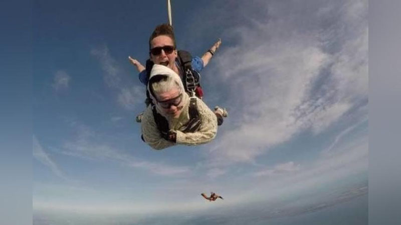 '102 yoshli avstraliyalik kampir parashyutdan sakradi 'ning rasmi