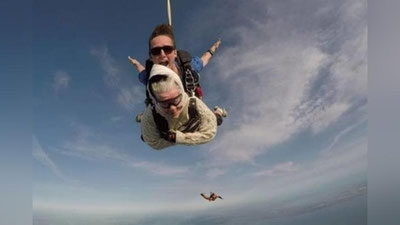 '102 yoshli avstraliyalik kampir parashyutdan sakradi 'ning rasmi