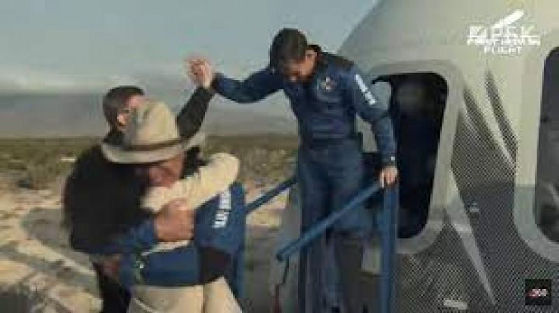 'Dunyodagi eng boy odam Jeff Bezos kosmosga borib keldi'ning rasmi