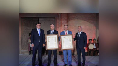 'Xiva shahrining "Turkiy dunyo madaniyat poytaxti" deb e`lon qilinganligi to`g`risidagi sertifikat tantanali topshirildi'ning rasmi