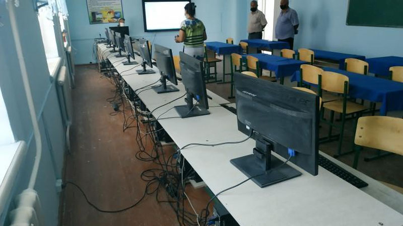 Изрображение 'Выпускников 9-х и 11-х классов ждут лицеи, профшколы, колледжи и технические школы'