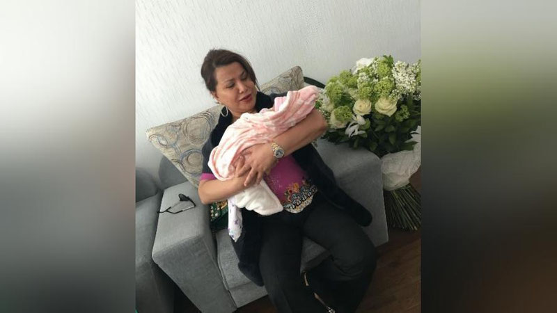 Изрображение 'ЮЛДУЗ УСМАНОВА НАВЕСТИЛА В РОДДОМЕ ВНУЧКУ'
