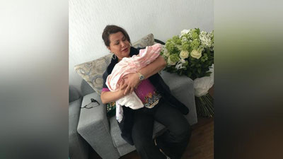 Изрображение 'ЮЛДУЗ УСМАНОВА НАВЕСТИЛА В РОДДОМЕ ВНУЧКУ'