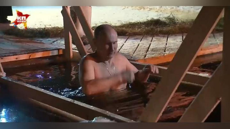 Изрображение 'ВЛАДИМИР ПУТИН ВПЕРВЫЕ ПУБЛИЧНО ОКУНУЛСЯ В ПРОРУБЬ (ВИДЕО)'