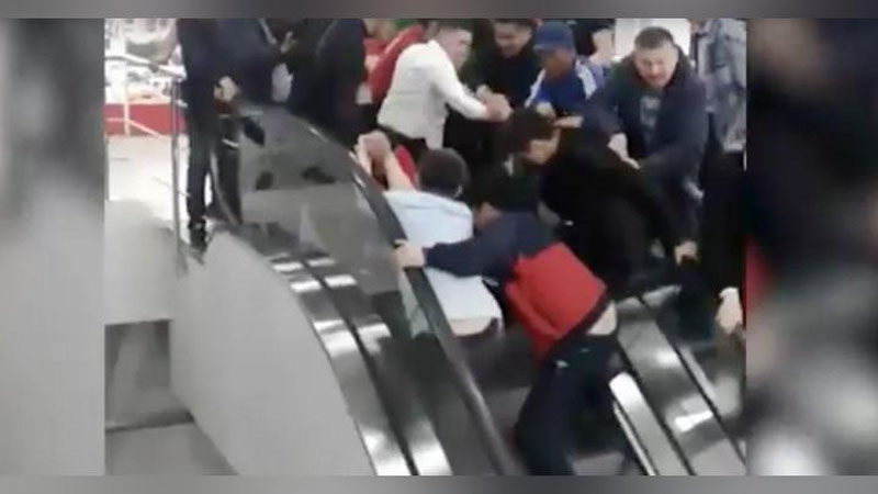 '20 nafar erkak eskalatorni to`xtatdi (Video)'ning rasmi