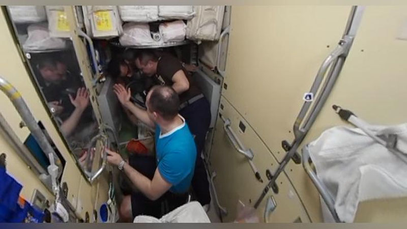 'Rossiyalik fazogir koinot bag`rida qanday qilib soch olishni namoyish etdi (Video)'ning rasmi