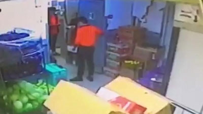 Изрображение 'В Москве кассир одним ударом убил укравшего банку кофе посетителя (видео)'