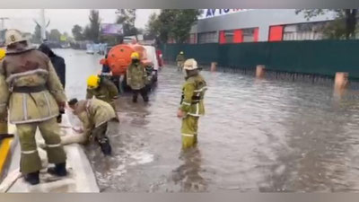 Изрображение 'Видео: в столице устраняют последствия затопления улиц из-за проливного дождя'