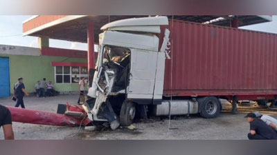 Изрображение 'На трассе в Джизакской области столкнулись три грузовика (видео)'