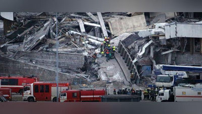 Изрображение 'Видео: Рабочий не успел спастись во время сноса спортивного комплекса в Петербурге'