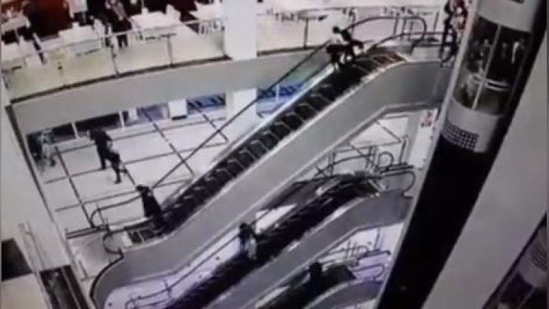 Изрображение 'Страшное происшествие в торговом центре в Навои: с эскалатора упал мужчина с ребенком'