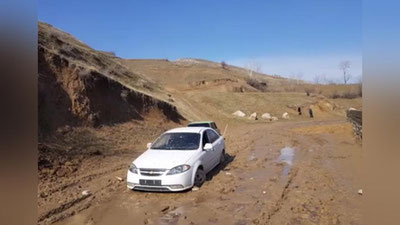 Изрображение 'В Ургуте восьмиклассник угнал "Ласетти" и бросил авто, завязнув в грязи (видео)'