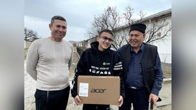 'Samarqandda IT-tanlovi g`olibining eski noutbugi yangisiga almashtirib berildi'ning rasmi