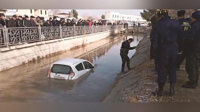 Изрображение 'В Бухаре из канала вытащили затонувший "Спарк" (видео)'