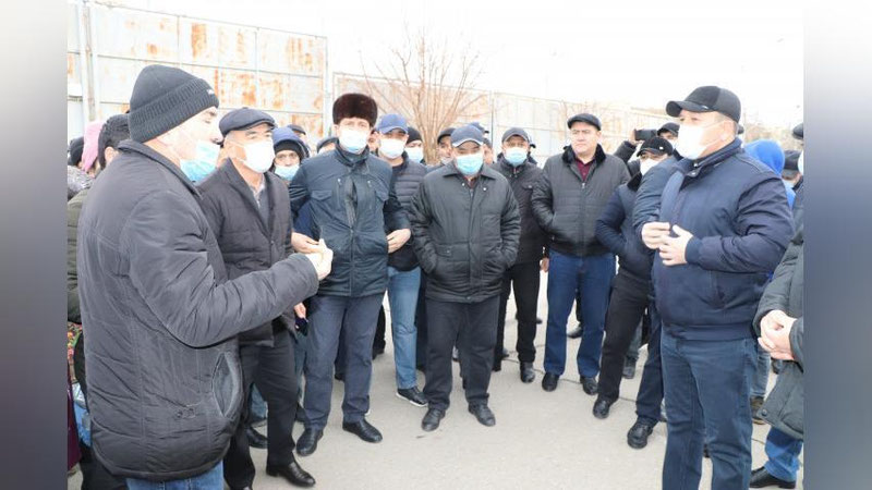 'Навоийда ойлик маош ва мукофот пулларидан норози корхона ишчилари ҳокимлик биноси олдида тўпланишди'ning rasmi