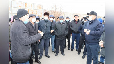 'Навоийда ойлик маош ва мукофот пулларидан норози корхона ишчилари ҳокимлик биноси олдида тўпланишди'ning rasmi