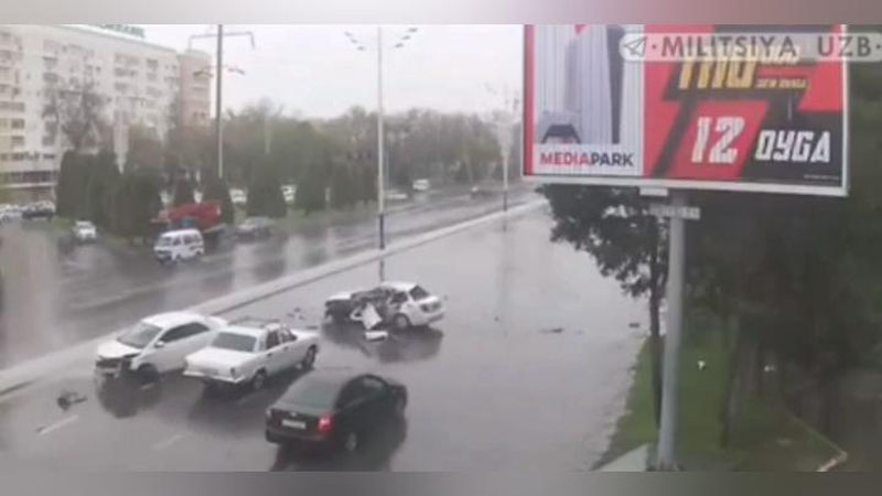 Изрображение 'Появилось видео страшного ДТП в Ташкенте, унесшего жизни 2-х человек'