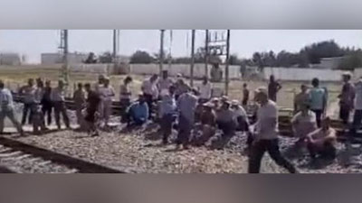 Изрображение 'Жители кишлака в Кашкадарье сели на рельсы, требуя новый трансформатор'