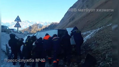 Изрображение 'На перевале "Камчик" спасатели достали машину из кювета (видео)'